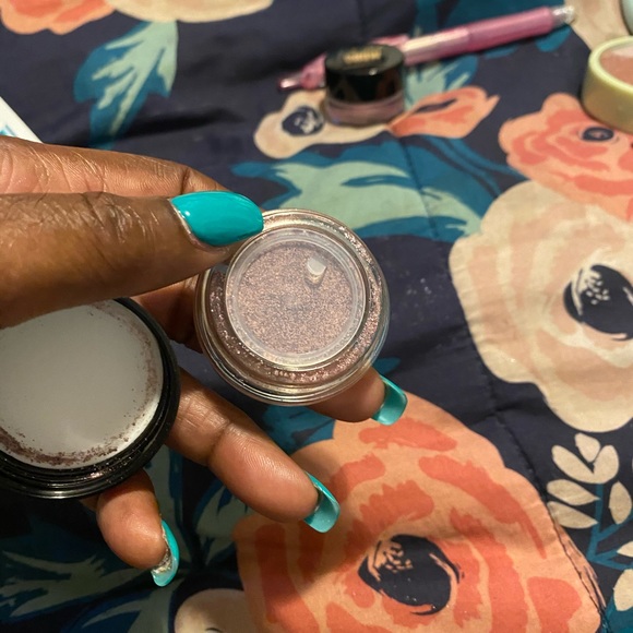 Eyeshadow - Picture 2 of 4